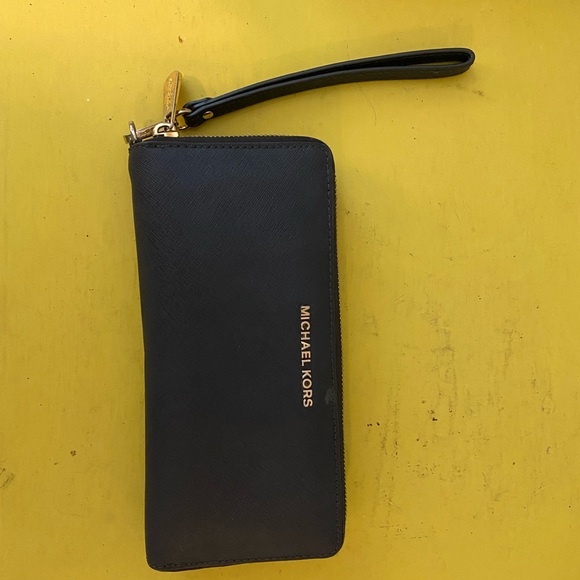 Michael Kors navy zip wallet - Picture 2 of 6